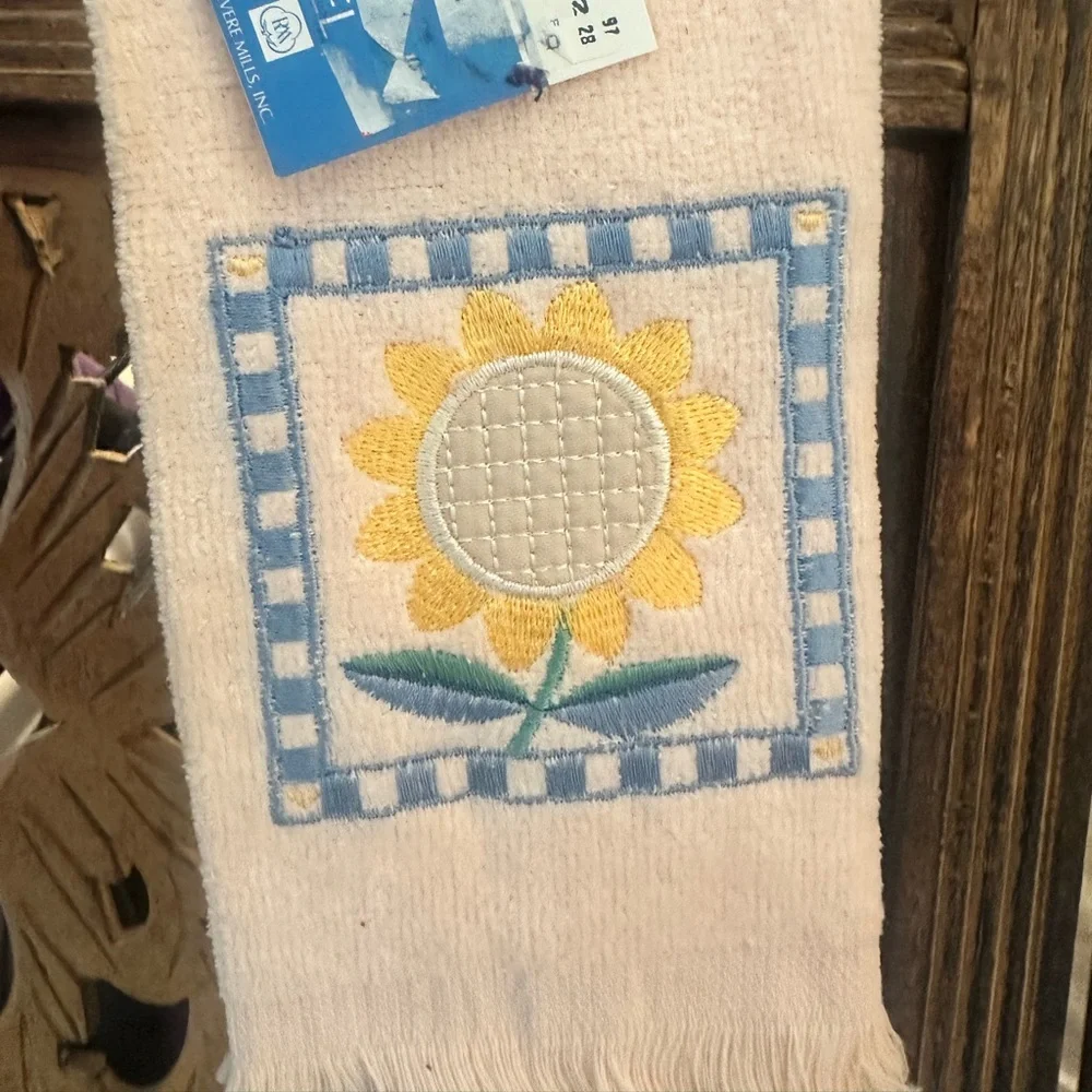 Vintage Set of 3 Bathroom / Kitchen Embroidered Fingertip Hand Guest Towels.